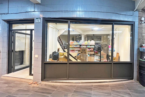 1767957308_Metal-framed glass partition storefront design.jpg